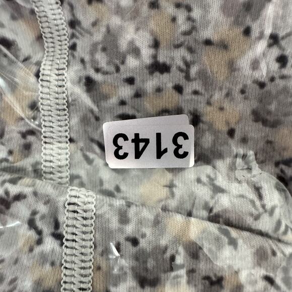 Lululemon Tank Top Womens 6 Gray Built in Bra Pull Over Racer Back - Picture 13 of 13